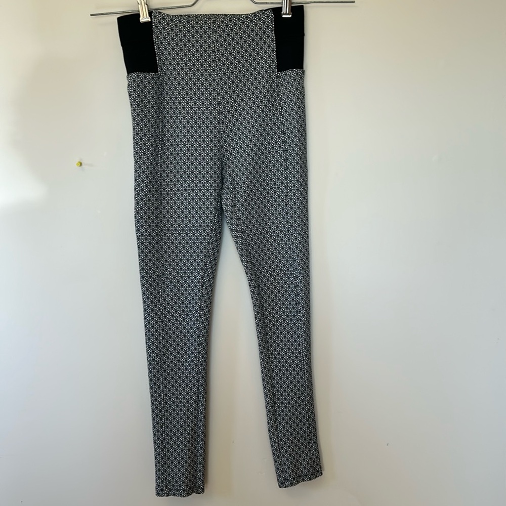 Forever 21 stretch pants.black and white print black tim sze M
